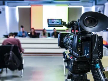 Pressekonferenz organisieren – Ablauf von der Einladung bis zur Nachbereitung mit Muster und Checkliste