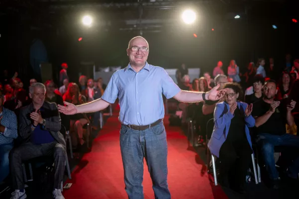 Michael Weyrauch holt den Award vom 18. SpeakerSlam von Hermann Scherer in den Odenwald Bild: Michael Weyrauch holt den Award vom 18. SpeakerSlam von Hermann Scherer in den Odenwald