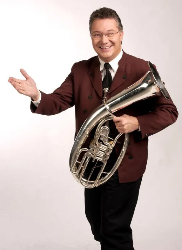 Ernst Hutter leitet im Sinne von Ernst Mosch die Egerländer Musikanten, das erfolgreichste Blasorchester der Welt.