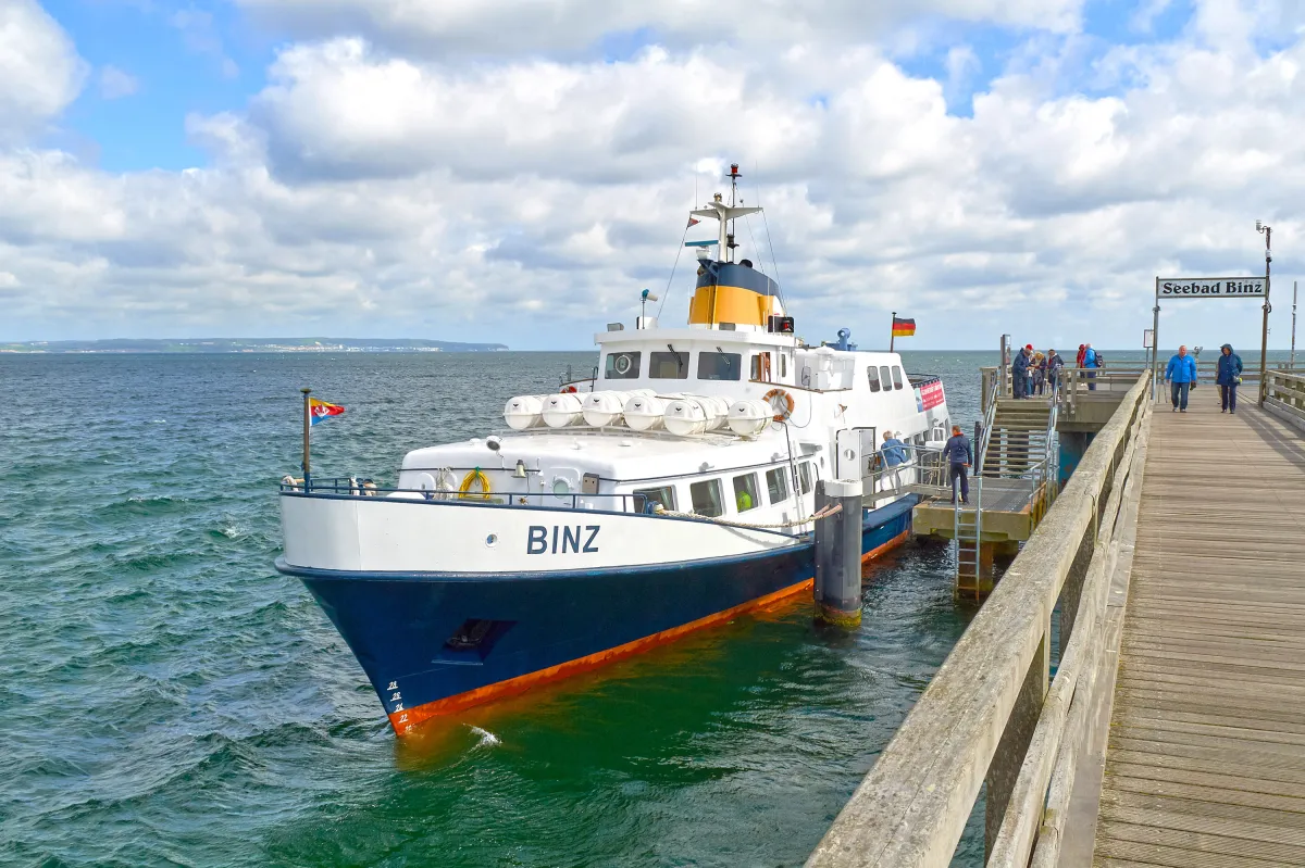 Im Seebrückenverkehr und zur Kreideküste unterwegs: die MS BINZ der Reederei ADLER-SCHIFFE (© Ostseeappartements Rügen)