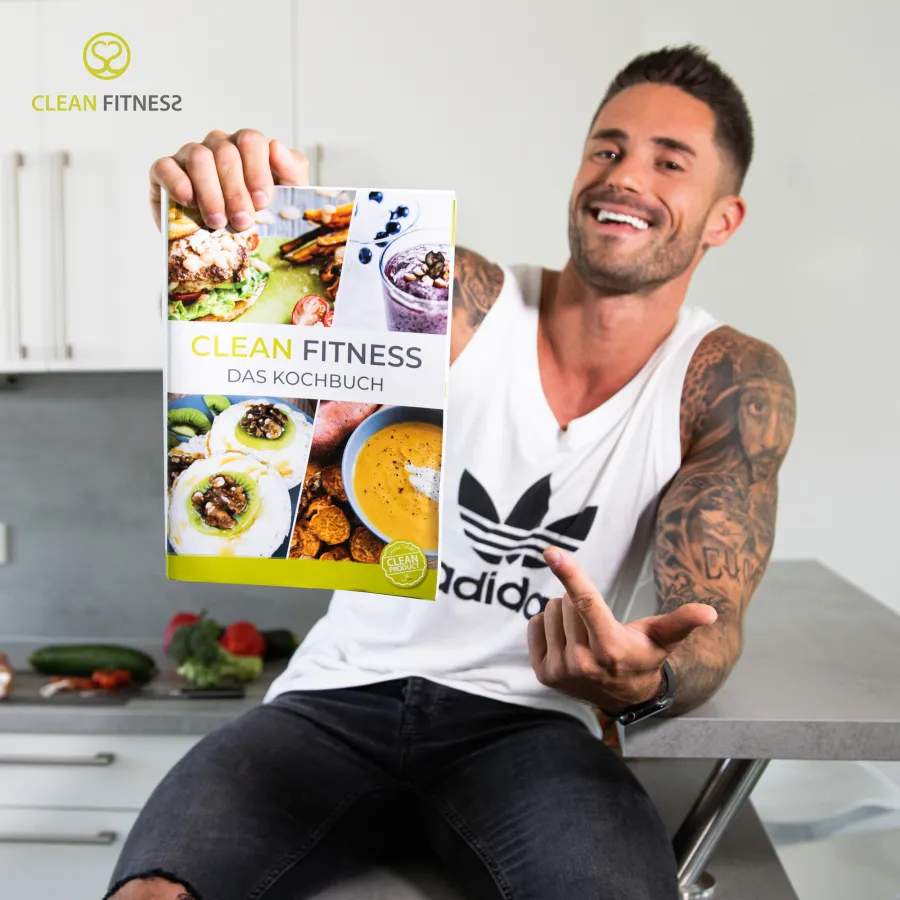 Sascha Schulz mit seinem eigenen Kochbuch