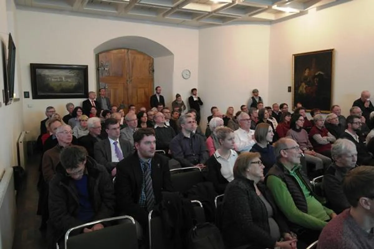 Rund 100 Besucher nahmen an der Veranstaltung im Liebenauer Schloss teil.