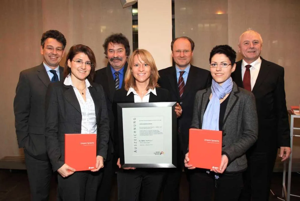 Prof. Walter Krämer (2. v. l.), zwischen Dr. Uwe Kolks und Dr. Stefan Vogg, mit Dr. Reiner Pogarell, und dem Projektteam.
