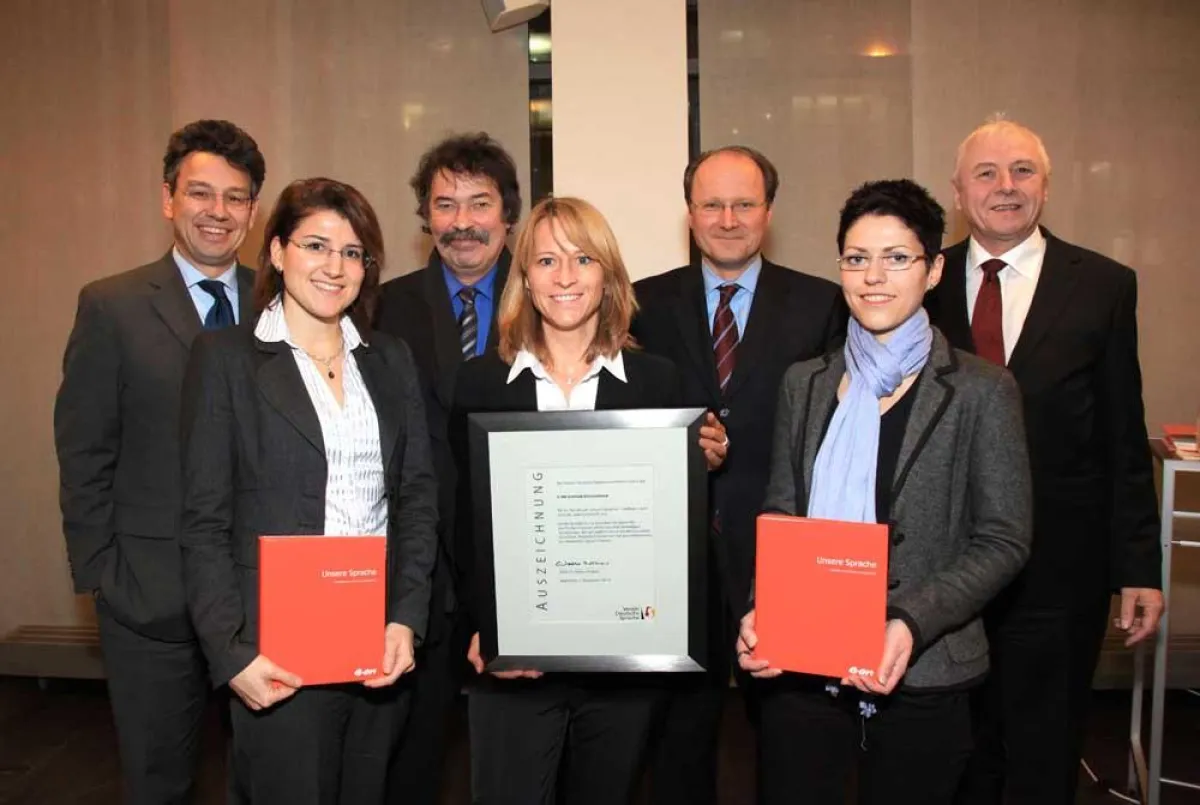 Prof. Walter Krämer (2. v. l.), zwischen Dr. Uwe Kolks und Dr. Stefan Vogg, mit Dr. Reiner Pogarell, und dem Projektteam.