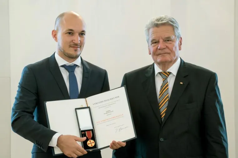 Ex-Waldorfschüler Florian Zech erhielt Bundesverdienstorden Bild: Ex-Waldorfschüler Florian Zech erhielt Bundesverdienstorden
