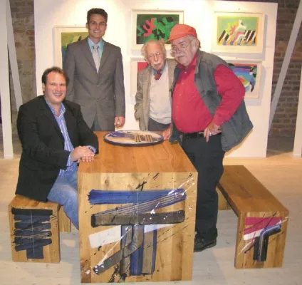Bild: Brückenschlag zwischen Kunst und Möbel aus edlem Holz