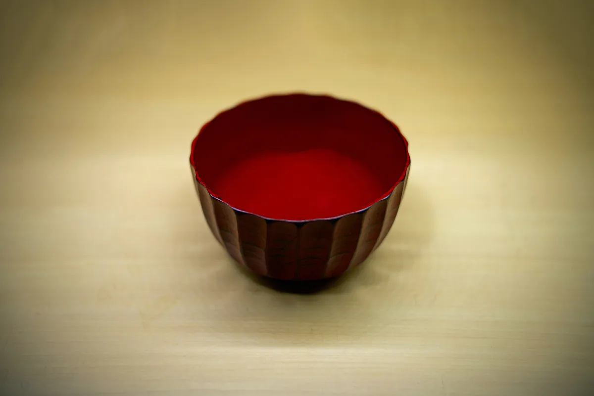 Die japanische Lackkunst veredelt Gegenstände mit Eigenschaften von modernem Kunststoff. (© ALPLA)