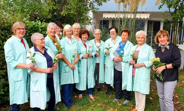 Bild: Die „Grünen Damen und Herren“ des Krankenhauses Porz am Rhein feiern 30-jähriges Jubiläum
