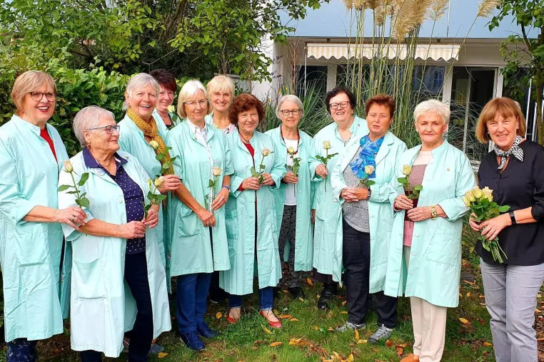 Die „Grünen Damen und Herren“ des Krankenhauses Porz am Rhein feiern 30-jähriges Jubiläum Bild: Die „Grünen Damen und Herren“ des Krankenhauses Porz am Rhein feiern 30-jähriges Jubiläum