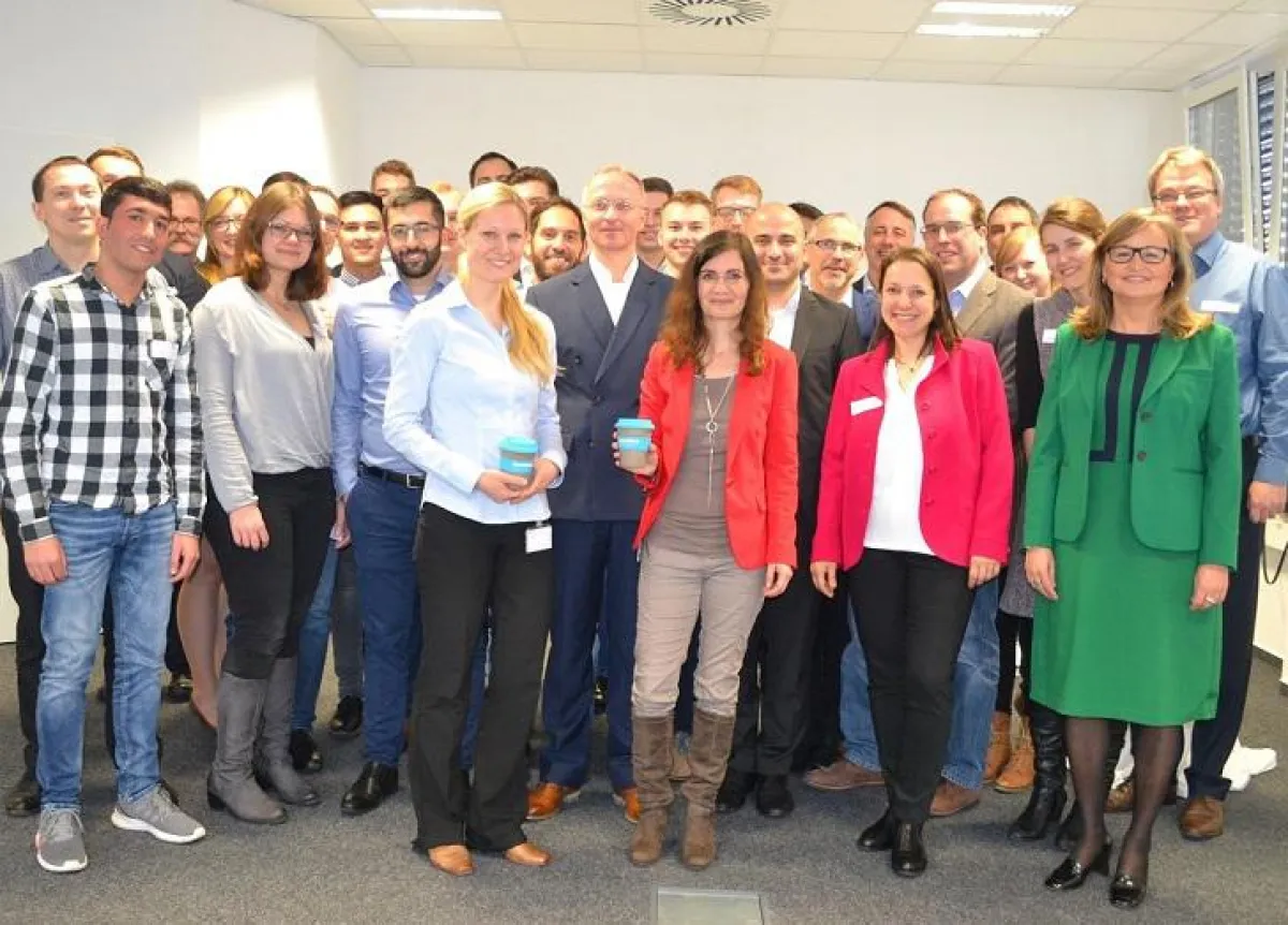 (v.re.): Frank Westendorf, Prof. Dr. S.Steimer, C.Stöcker, Dr. M.Martini, Team, Kunden. Foto: Motzko