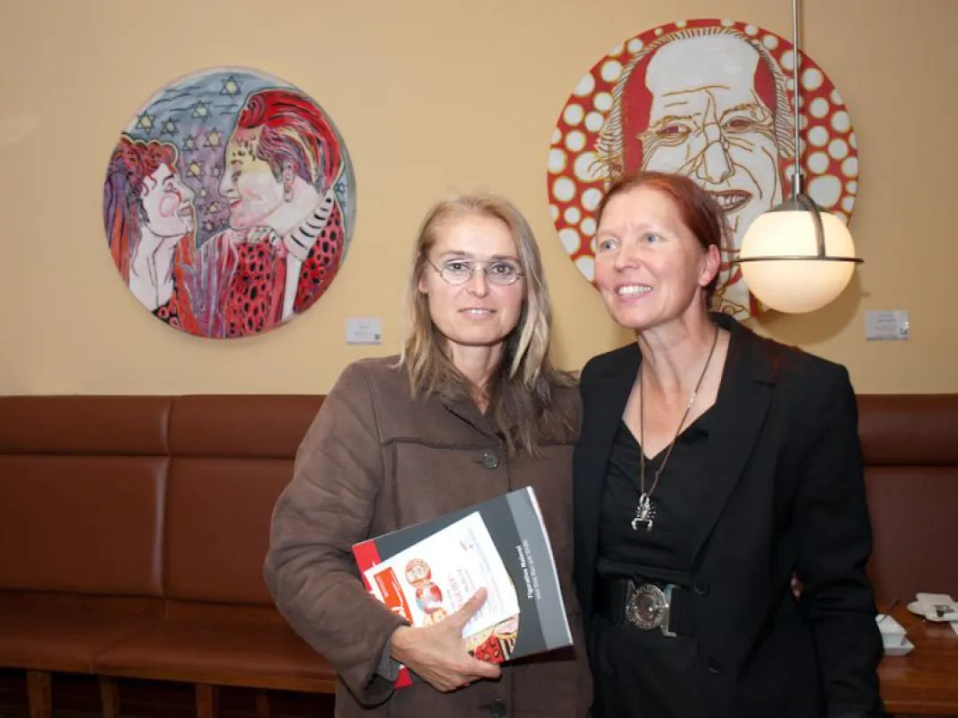 Eva Bur am Orde mit einer interessierten Besucherin während der Vernissage