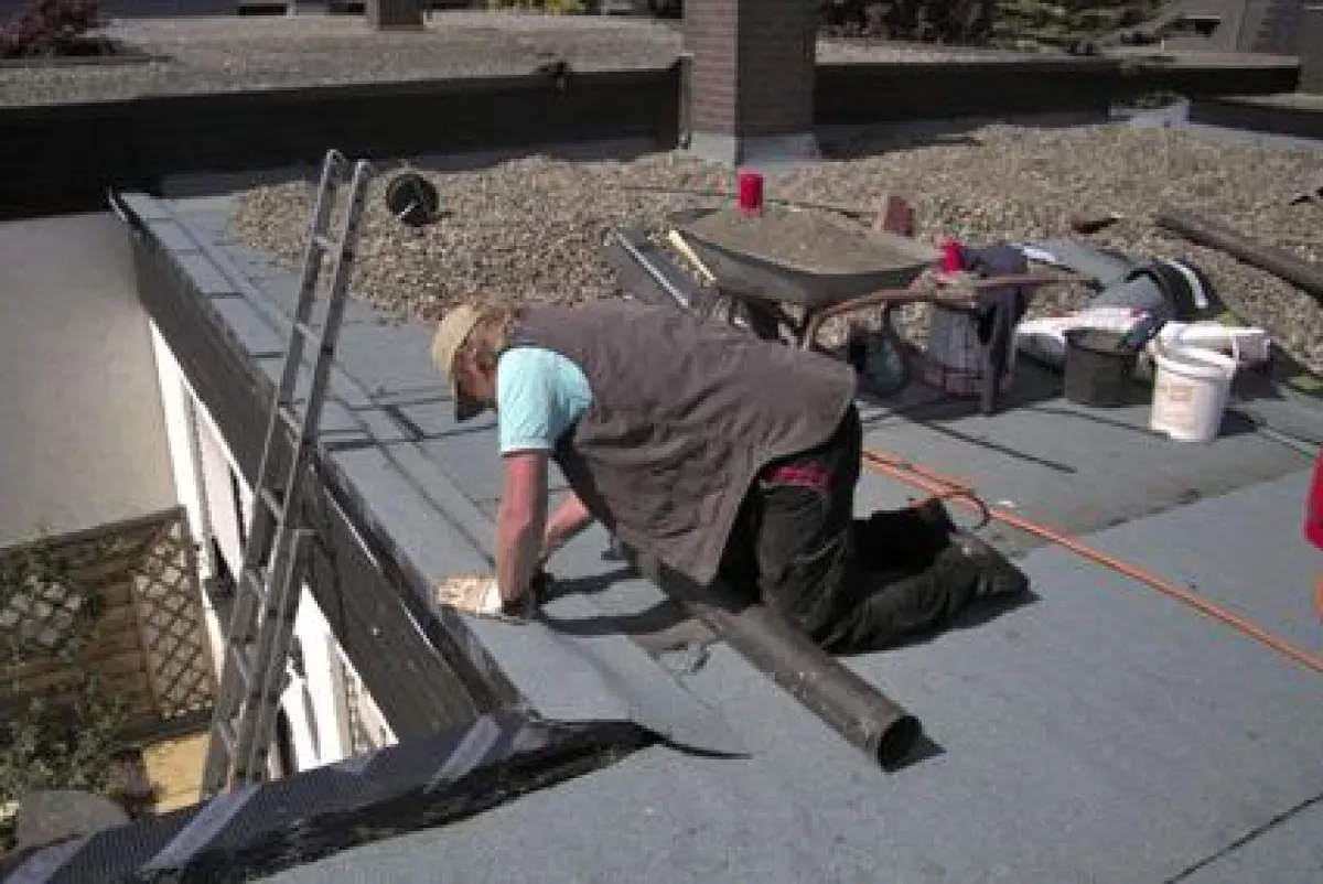 Vorsicht billig: Fehlende Absturzsicherung und zweifelhafte Entsorgung von bitumenhaltigen Stoffen