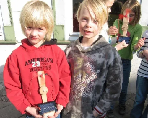 Bild: Kleine Wissenschaftler am Werk - Schüler experimentieren in Erfurt mit neuen Energien
