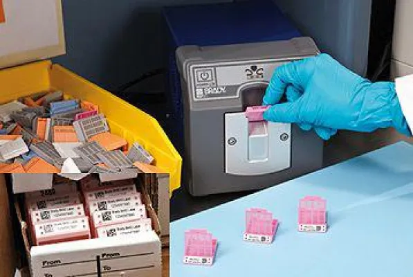 Bild: Labor: Einbettkassetten dauerhaft kennzeichnen für die lückenlose Rückverfolgbarkeit