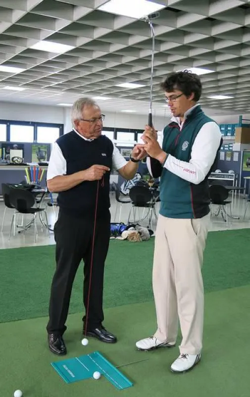 Hinrich Arkenau und Wiestaw Kramski beim Fitting in der KRAMSKI Putting Academy im September 2016.