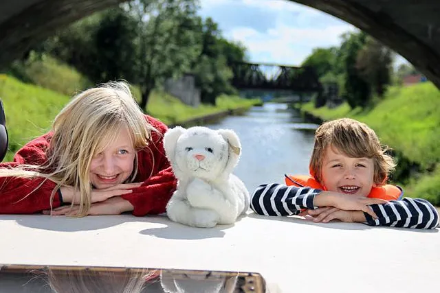 Kleine Matrosen herzlich willkommen: Kuhnle-Tours vermietet Hausboote in der Hochsaison mit Familienrabatt Bild: Kleine Matrosen herzlich willkommen: Kuhnle-Tours vermietet Hausboote in der Hochsaison mit Familienrabatt