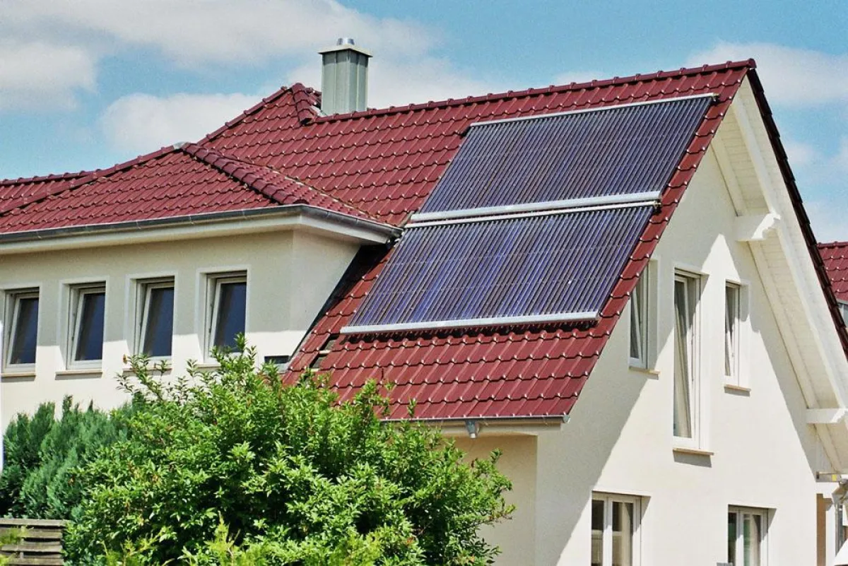 Neu im Programm: Premium-Komplettpakete mit leistungsstarken Vakuumröhren-Kollektoren.