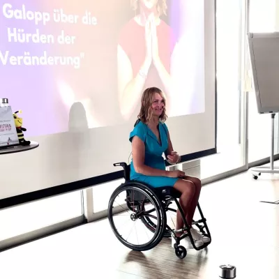 Bild: Aufstehen trotz Rollstuhl: Motivations-Rednerin begeistert Zuhörerschaft