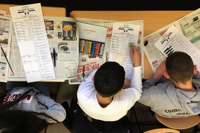 Bild: Wild, bunt und eigensinnig. Kölner Schüler machten aus Wahlzetteln Kunst