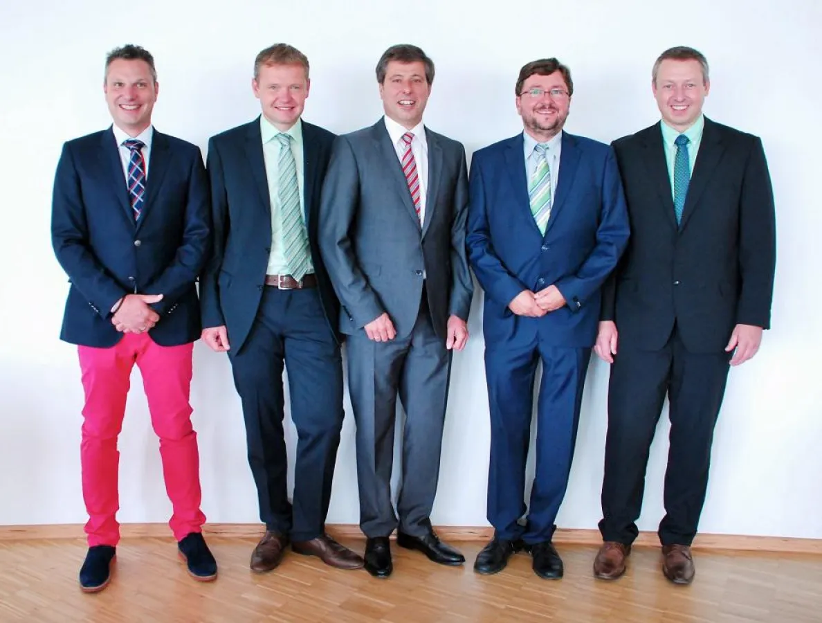 Stuckateurmeister Rainer König mit seinen stellvertretenden Vorsitzenden