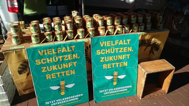 Bild: Stimmensammlung zum Volksbegehren Artenvielfalt der Imkerei Ahrens auf den Wochenmärkten in Hannover