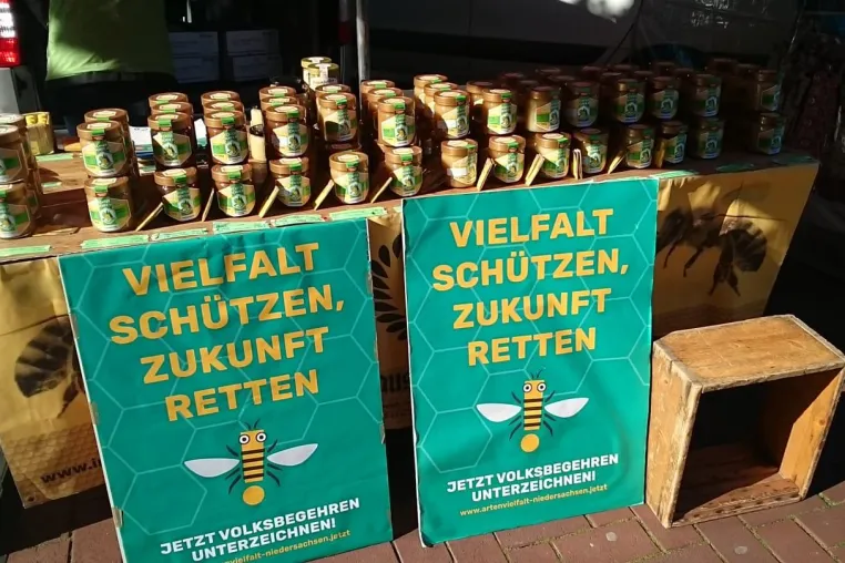 Stimmensammlung zum Volksbegehren Artenvielfalt der Imkerei Ahrens auf den Wochenmärkten in Hannover Bild: Stimmensammlung zum Volksbegehren Artenvielfalt der Imkerei Ahrens auf den Wochenmärkten in Hannover