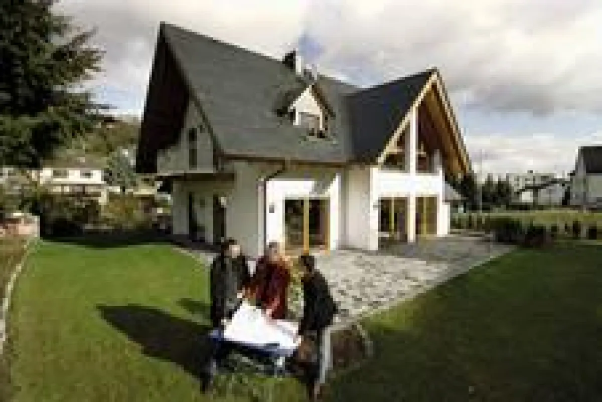 Die Qualität der Dacheindeckung hat entscheidenden Einfluss auf den Wert einer Immobilie. Daher empfehlen die Experten von dach.de, in Materialqualität, Pflege und Wartung des Daches zu investieren.