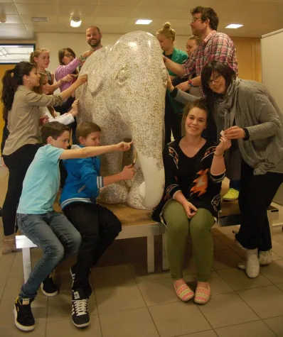 Bild: Elephant Parade® Trier-Luxemburg 2013: Ein Elefant als Paket auf Reisen