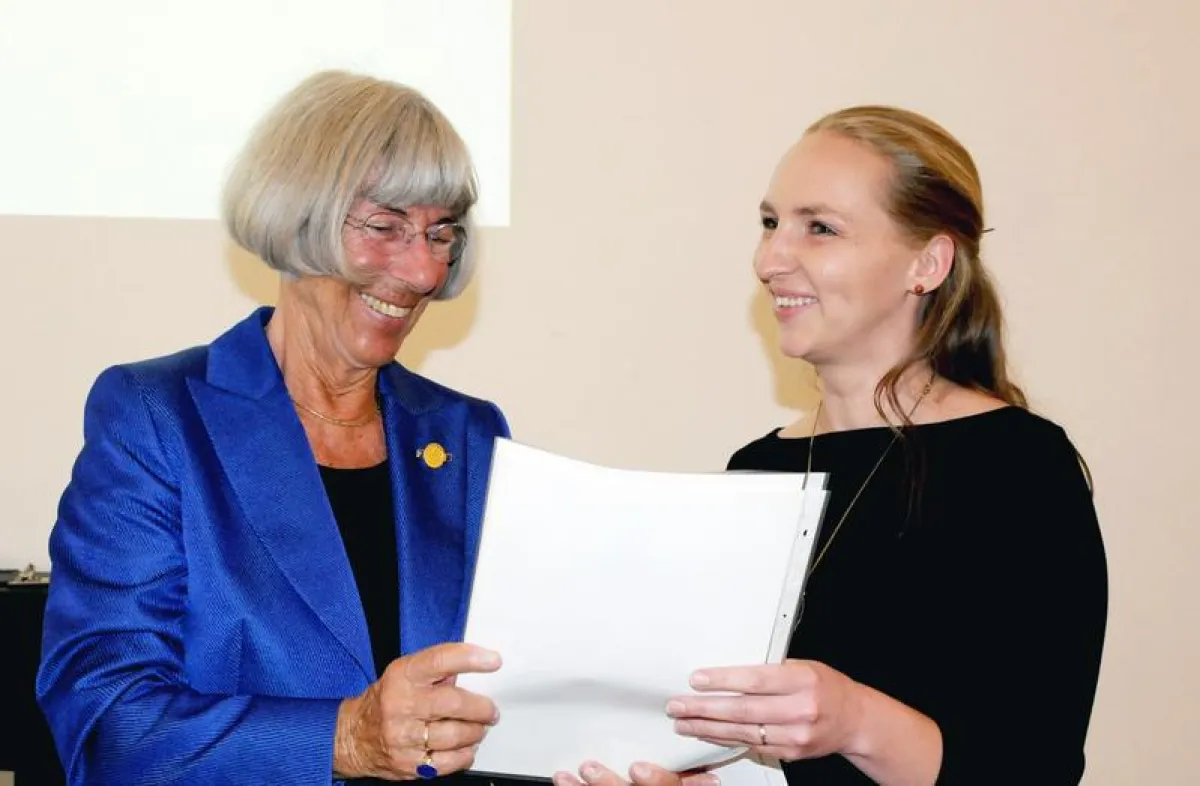 Jennifer Herrmann (rechts) nimmt – auch im Namen ihrer Kommilitonin Martina Weidt – den Preis der Denk-Mal-Stiftung von Heide Ibach entgegen. (Gertraud Gerner/Universität Bamberg)