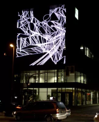 Bild: Computerkunst erleuchtet die Nacht: Hommage an Frieder Nake auf der PSD-Medienfassade