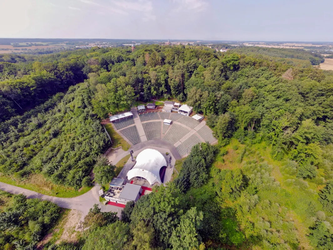 Event-Location mit Kapazität für über 5.000 Besucher: die Waldbühne Rügen (© waldbuehne-ruegen.de)