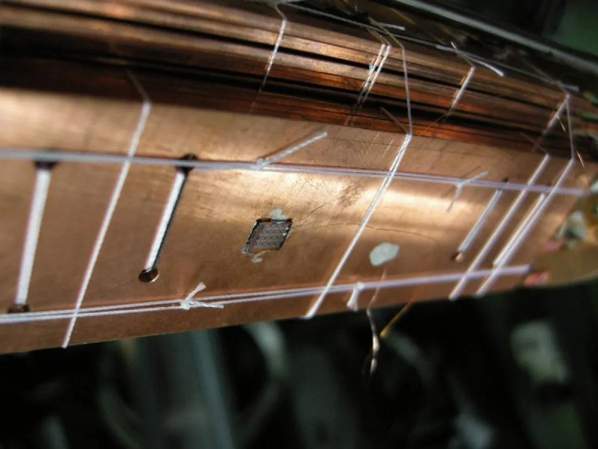 Ein Chip mit Coulomb-Blockade-Thermometer wird für Experimente bei extrem tiefen Temperaturen vorbereitet. ((Universität Basel, Departement Physik))