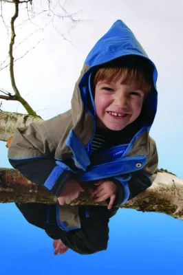 Bild: finkid schickt die Ganzjahres-Jacke Temppu in den Kindergarten-Härtetest