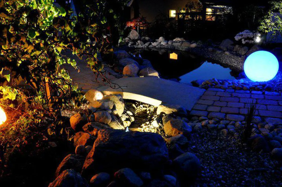 Akzentuierte Gartenbeleuchtung ist ein Wohlfühlgarant.