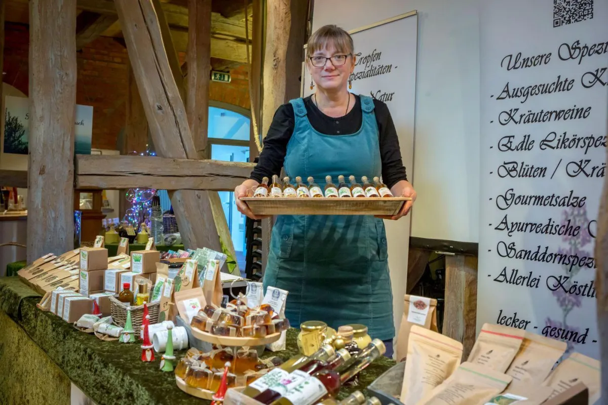 Heike Voigt bietet in Güstrow ihre edlen Tropfen aus Kräutern feil (Güstrow Tourismus/Thomas Mandt)