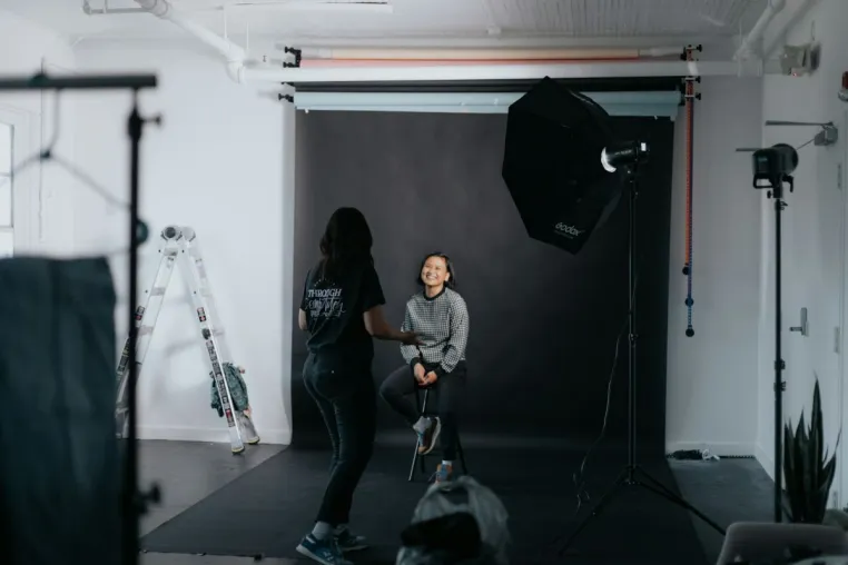 Bild: Die Vorteile, ein Fotostudio zu mieten anstatt draußen zu fotografieren