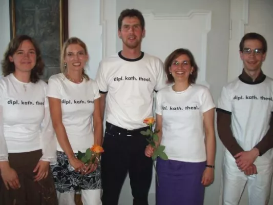 Bild: Fünf neue Diplom-Theologen an der Philosophisch-Theologischen Hochschule