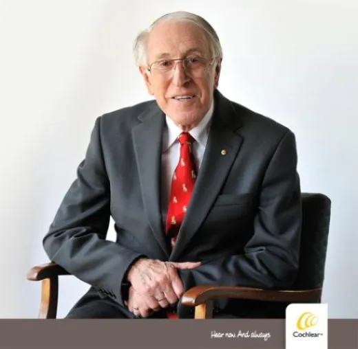 Bild: Ehrung für Pionierarbeit bei Entwicklung des Cochlea-Implantats: Professor Graeme Clark erhält Russ Prize 2015