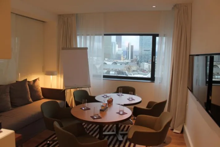 Bild: 'SkyMeetings': Besprechungen mit Blick in die Skyline 'Mainhattans'