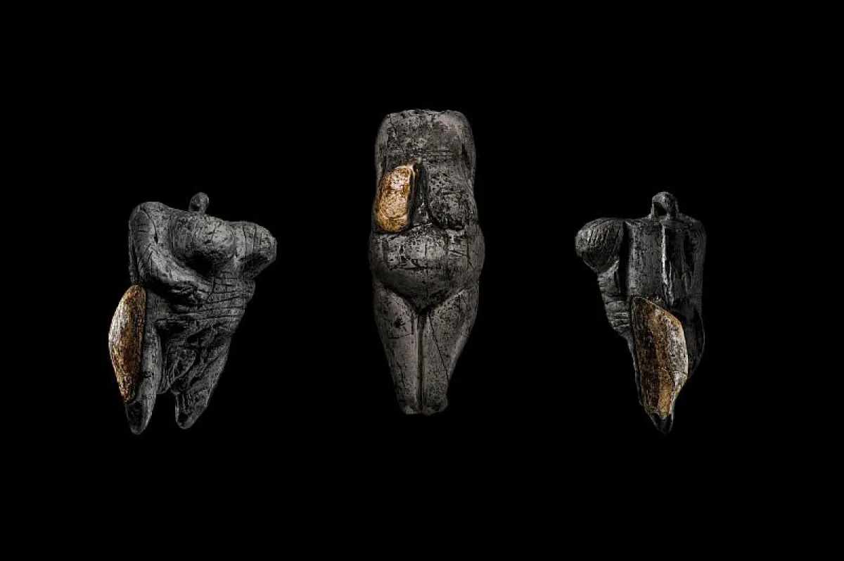 Projektion der Breitenbacher Elfenbeinfragmente auf die Oberschenkel und Brustpartie der »Venus vom Hohle Fels« und einer Venusfigur aus Elfenbein von der Fundstelle Kostenki 1 (Fotos „Venus vom Hohle