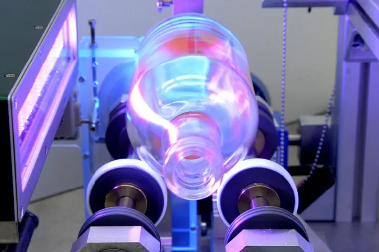 Bild: Ob Infrarot oder Ultraviolett - Goldfarbe profitiert von Spezialstrahlern