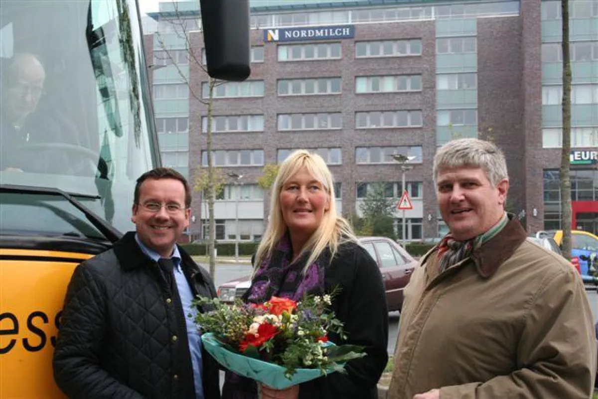 Von links nach rechts: Florian Kurse (Marketingleiter Flughafen Bremen ), Anna Rispens (75.000 Fahrgast), Christoph Marquardt (Inhaber Publicexpress)