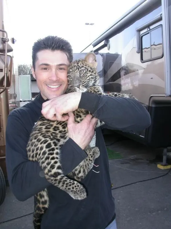Alexander Lacey mit Leopardenbaby Mogli