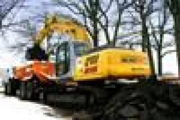 Bild: Job Report - HKL Maschinen im Einsatz beim Sportplatzbau