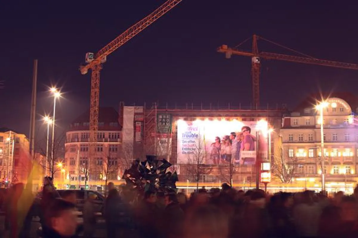 Flagge zeigen auf dem Kundgebungsplatz in Leipzig ©UNISTER/Benjamin Bodnar