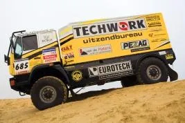 Bild: Das TECHWORK EUROTECH RACING TEAM nimmt an der Rallye TRANSORIENTALE teil