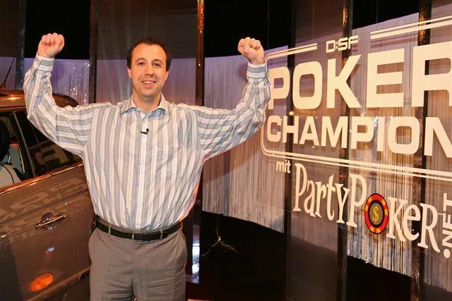 Daniel Schmid aus Filderstadt ist neuer DSF Poker Champion und gewinnt Fiat 500 Bild: Daniel Schmid aus Filderstadt ist neuer DSF Poker Champion und gewinnt Fiat 500