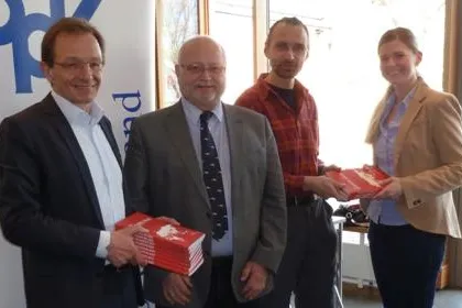 Desertec-Weltatlas zu den erneuerbaren Energien für mittelfränkische Schülerinnen und Schüler Bild: Desertec-Weltatlas zu den erneuerbaren Energien für mittelfränkische Schülerinnen und Schüler