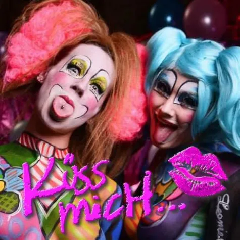 Bild: Küss mich... auf dem Faschingsfestival im Parlament