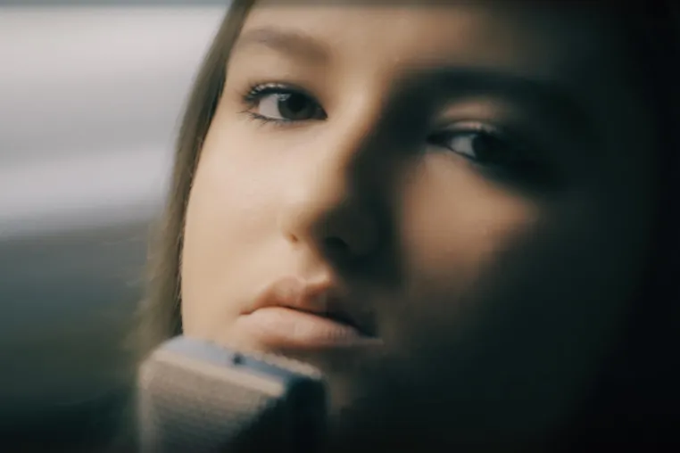 Bild: 15-jährige Anela: Mit „Step Back" nach ganz vorne in den Charts !